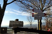 47 Si lascia il sentiero nel bosco per andare su strada cementata 